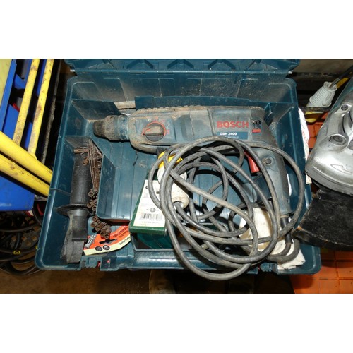 5028 - 1 x Makita GA9020 230mm angle grinder and 1 x Bosch GBH2400 hammer drill - Both 110v. Contents of 1 ... 