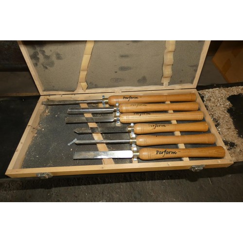 5208 - 1 x Perform CCBL wood turning lathe 240v and a set of 6 Perform wood turning chisels