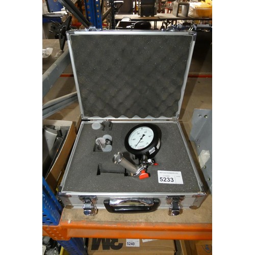 5233 - 1 x case containing an Edwards pressure gauge