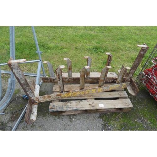 6107 - 1 x metal multi arm storage rack measuring approx 155cm high