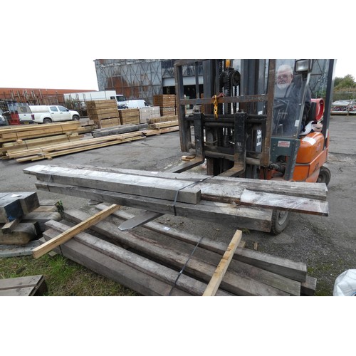 6125 - A quantity of timber (mostly oak) to include 13cm x 7cm, 7.5cm x 7.5cm etc, lengths vary up to appro... 