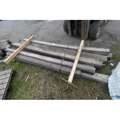 6126 - A quantity of timber (mostly oak) to include 12.5 cm x 8cm, 10cm x 10cm, 13cm x 7cm, lengths vary up... 