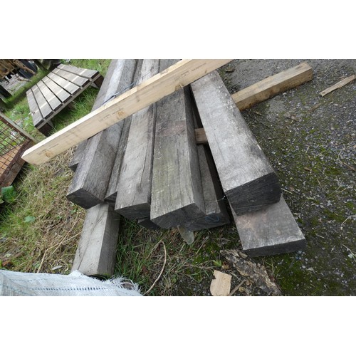 6126 - A quantity of timber (mostly oak) to include 12.5 cm x 8cm, 10cm x 10cm, 13cm x 7cm, lengths vary up... 