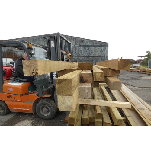 6162 - 14 x various wooden posts to include 10cm x 10cm, 20cm x 10cm, 25cm x 12.5cm etc, lengths vary up to... 