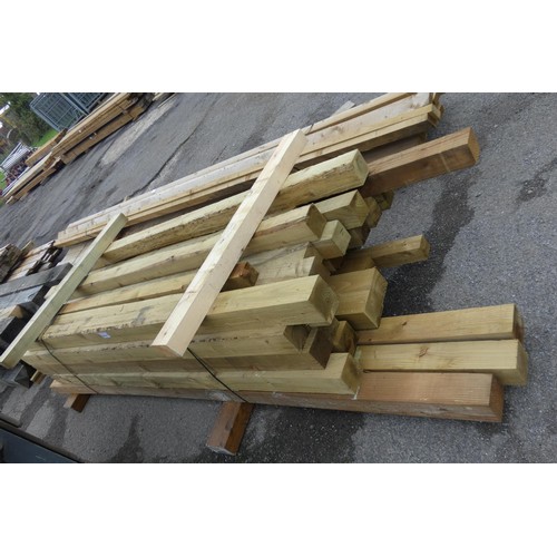 6163 - 35 x various wooden posts comprising of mostly 10cm x 10cm lengths vary up to approx 240cm long - Bo... 