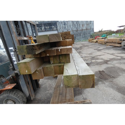 6166 - A quantity of various posts to include 15cm x 15cm, 13cm x 7.5cm, 7.5cm x 7.5cm etc, lengths vary up... 