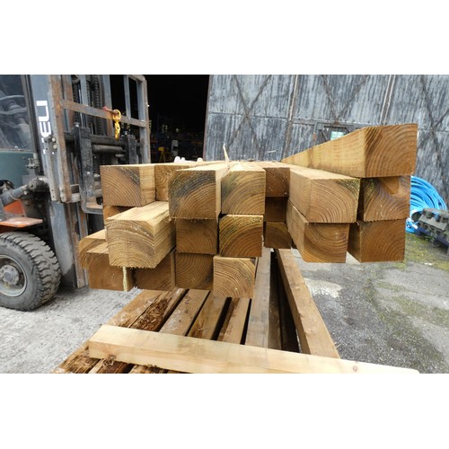 6180 - 22 x wooden posts comprising of 10cm x 10cm, lengths vary up to approx 240 cm long - Middle stack