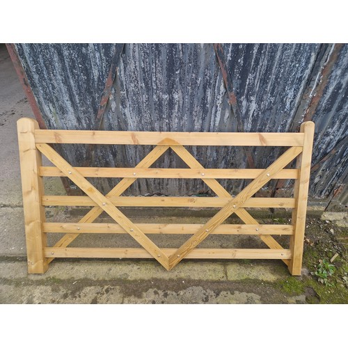 6196 - 1 x wooden gate measuring approx 216cm wide