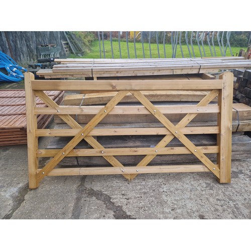 6196 - 1 x wooden gate measuring approx 216cm wide