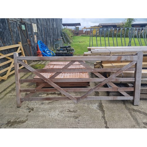 6197 - 1 x wooden (Iroko) gate measuring approx 276 cm wide - Please note there is some damage to the top r... 