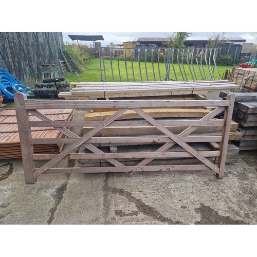 6197 - 1 x wooden (Iroko) gate measuring approx 276 cm wide - Please note there is some damage to the top r... 