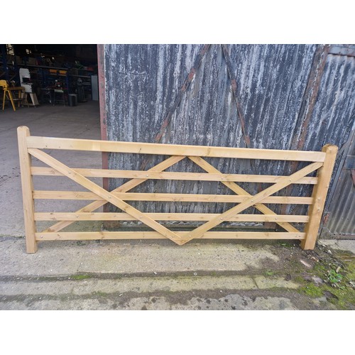 6198 - 1 x wooden gate measuring approx 302cm wide - Please note there is damage to the cross rail