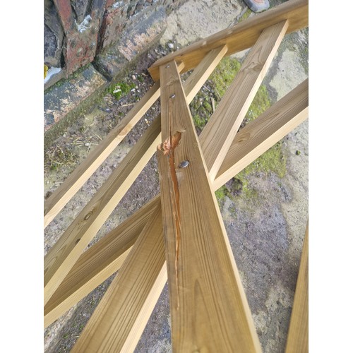 6198 - 1 x wooden gate measuring approx 302cm wide - Please note there is damage to the cross rail