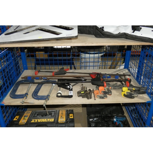 5340 - A quantity of various clamps including 2 x sash clamps and a small vice. Contents of 1 shelf