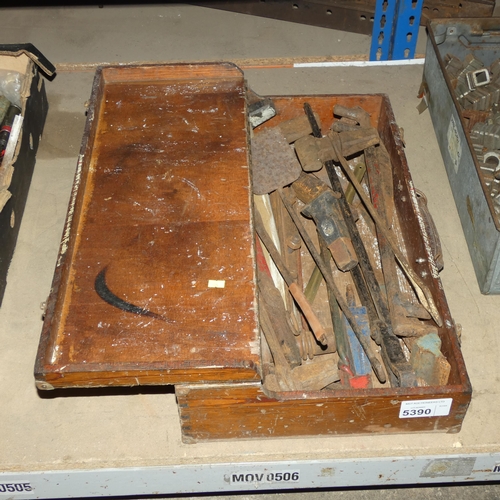 5390 - A vintage wooden tool box containing a quantity of various metal working / blacksmiths tools