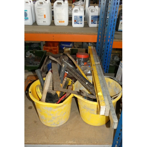 5423 - A quantity of various items including 3 x spirit levels, pry bars, 2 x yellow plastic buckets etc