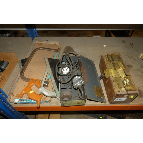 5515 - 3 x various saws, 1 x Black & Decker no. 12 grinder 240v and a quantity of various brass hinges