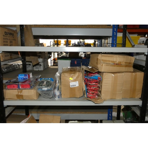 5569 - A quantity of various bungee straps and luggage straps. Contents of 1 shelf