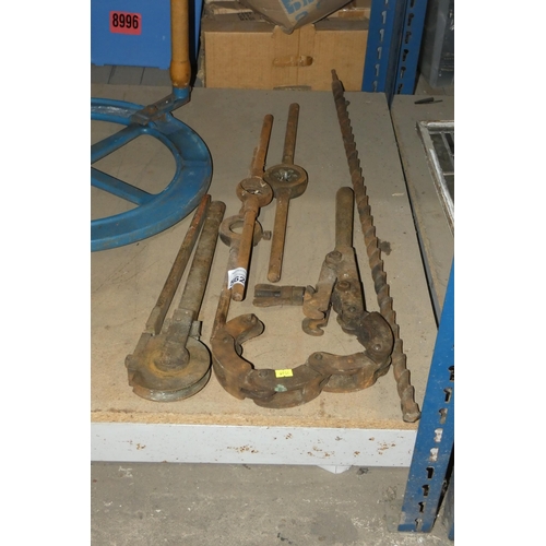 5620 - A small quantity of various vintage tools including a pipe cutter, a pipe bender, die holders etc