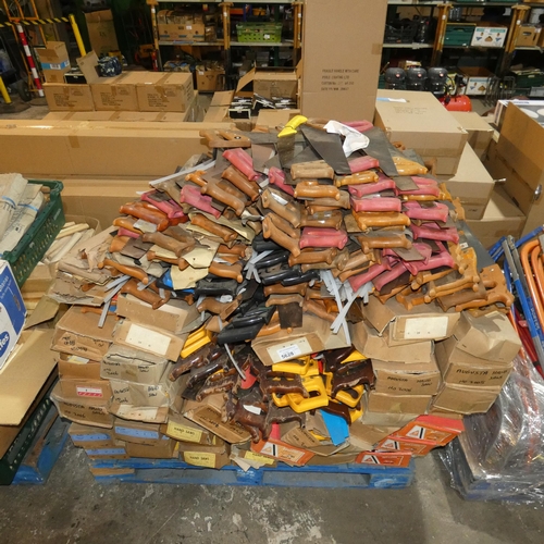 5628 - 1 pallet containing a large quantity of various hand saws