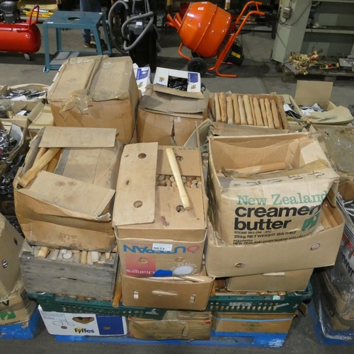 5633 - 1 pallet containing a large quantity of wooden hammer handles