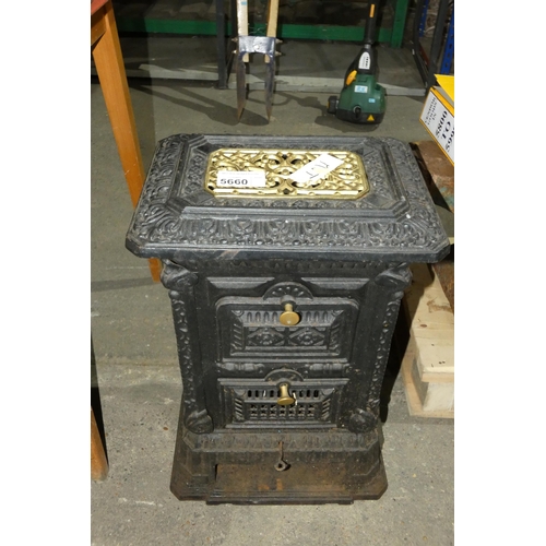 5660 - 1 x cast iron decorative stove approx 40 x 30 x 60cm high - No other details visible (French?)