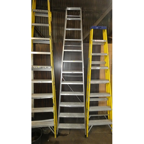 5663 - 1 x aluminium folding step ladder (11 tread)