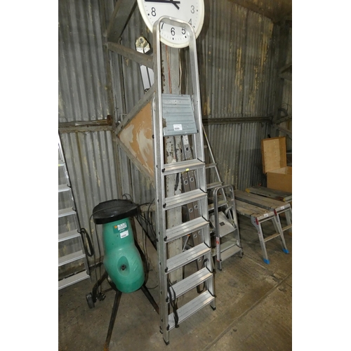 5689 - 1 x aluminium folding step ladder (6 tread)