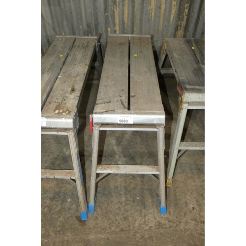 5693 - 1 x aluminium hop up step with folding legs - step is approx 30 x 94cm