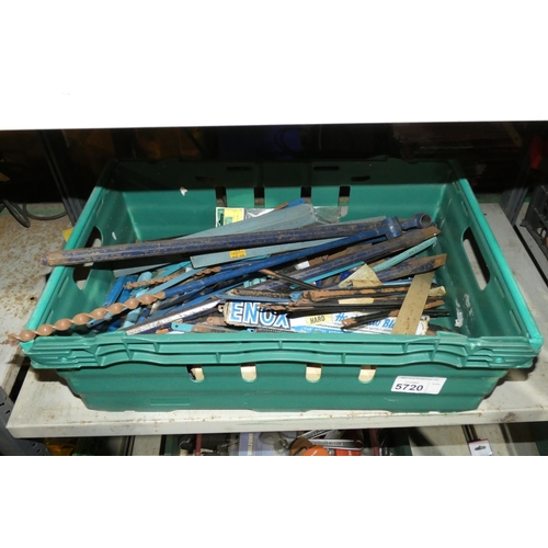 5720 - A quantity of various hack saw blades, augers, pry bars etc. Contents of 1 shelf