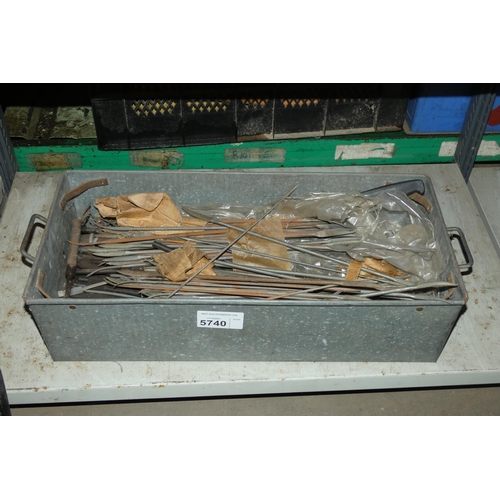 5740 - A quantity of various metal files. Contents of 1 shelf