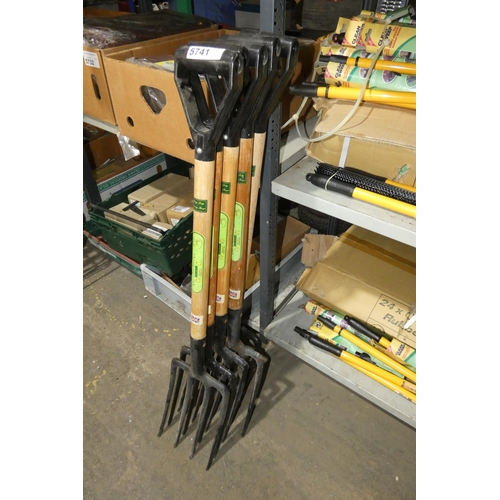 5741 - 5 x Ace wood / metal forks with black plastic handles