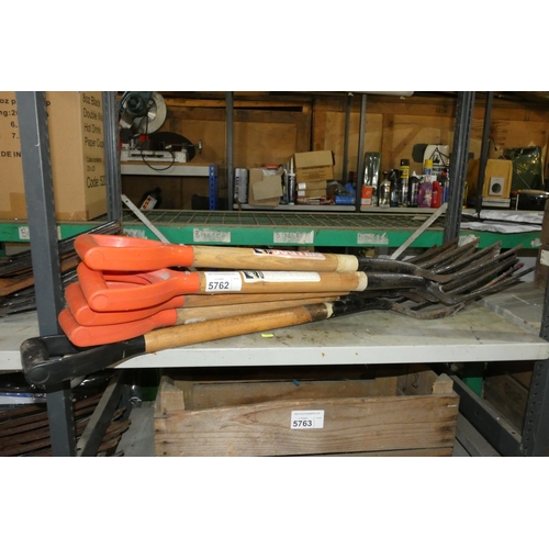 5762 - 5 x various wood / metal forks with 4 x orange and 1 x black plastic handles