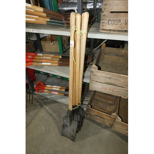 5765 - 7 x garden spades with long wooden handles