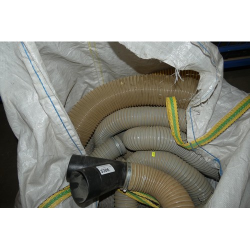 5306 - A dumpy bag containing a quantity of flexible dust extraction hoses and 1 x dust attachment to suit ... 