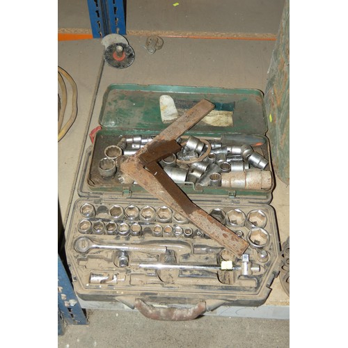 5424 - A quantity of various tools etc including sockets, an amber beacon, a jerry can, spanners etc. Conte... 