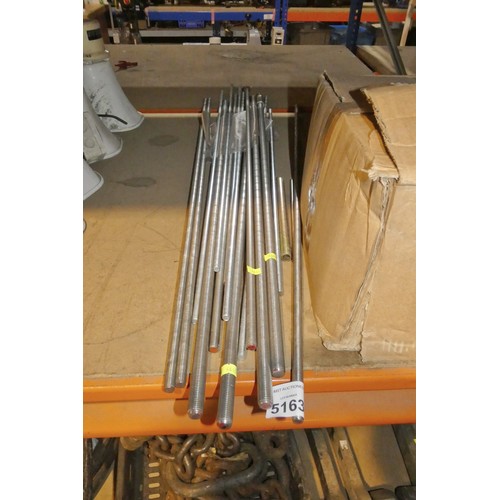 5163 - A quantity of various threaded bar