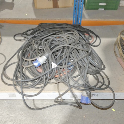 5418 - A quantity of various 240v leads