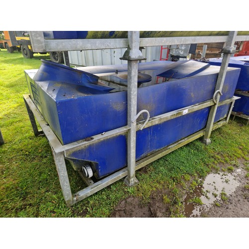 6206 - 1 x water storage bowser enclosed in a metal frame, the storage capacity of the tank is unknown. Tot... 