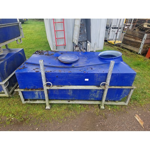 6207 - 1 x water storage bowser enclosed in a metal frame, the storage capacity of the tank is unknown. Tot... 