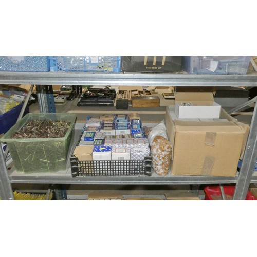 5540 - A quantity of various screws and wall plugs etc. Contents of 1 shelf