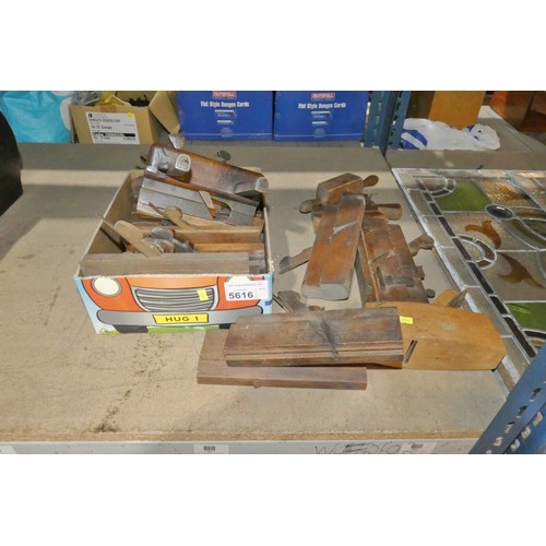 5616 - A quantity of various vintage wooden moulding planes