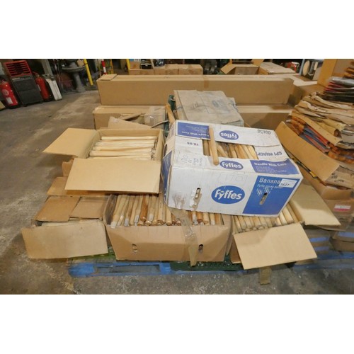 5627 - 1 pallet containing a large quantity of wooden hammer handles