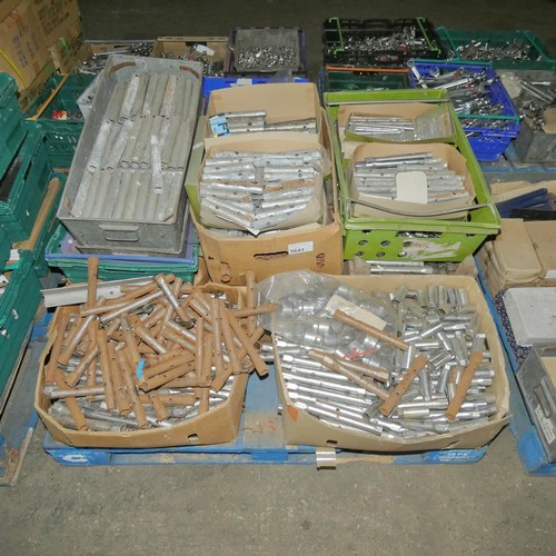 5641 - 1 pallet containing a quantity of various box spanners, sockets etc