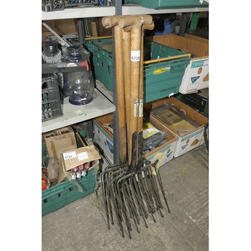 5708 - 5 x manure / mucking out forks - Please note that one has a split handle