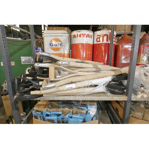 5710 - A quantity of various wood fork / spade handles. Contents of 1 shelf