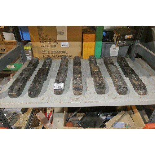 5746 - 14 x black metal log splitting wedges. Contents of 1 shelf