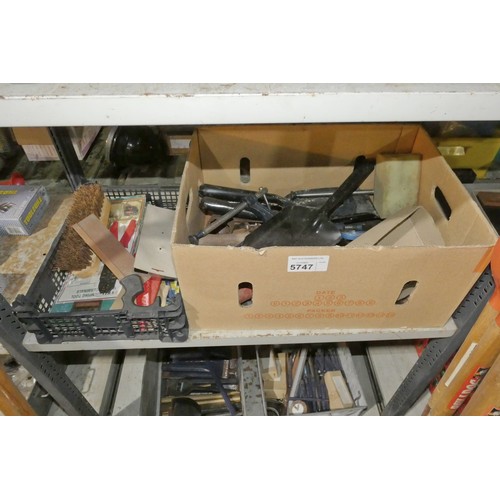 5747 - A quantity of various items including crimping tools, fireside ash shovels, G clamps etc. Contents o... 