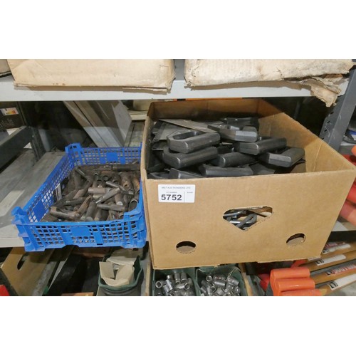 5752 - A quantity of wad punches and small saws. Contents of 1 shelf