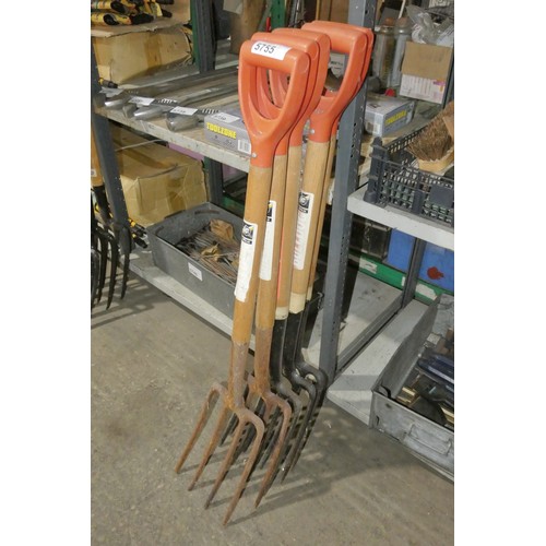 5755 - 5 x Bulldog wood / metal forks with orange plastic handles